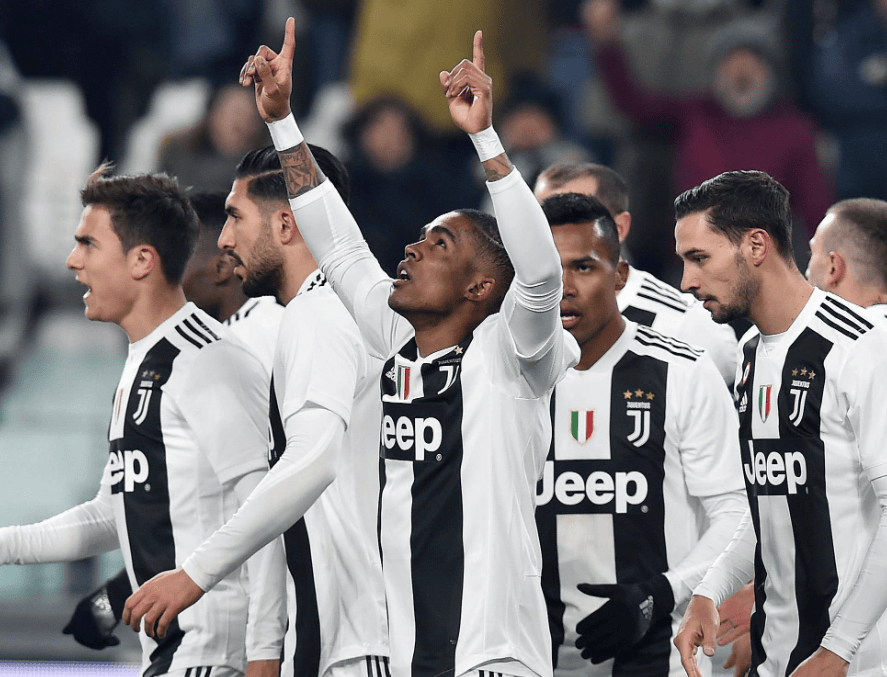 被记者问如何迅速克服伤病，刚果中场萨迪基举起圣经笑而不语（记者问他如何迅速伤愈，刚果中场萨迪基举起圣经，微笑不语）