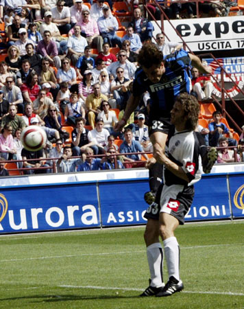 皇马青训小将获征召！18岁天才后卫冲击一线队，卡马温加伤愈归队