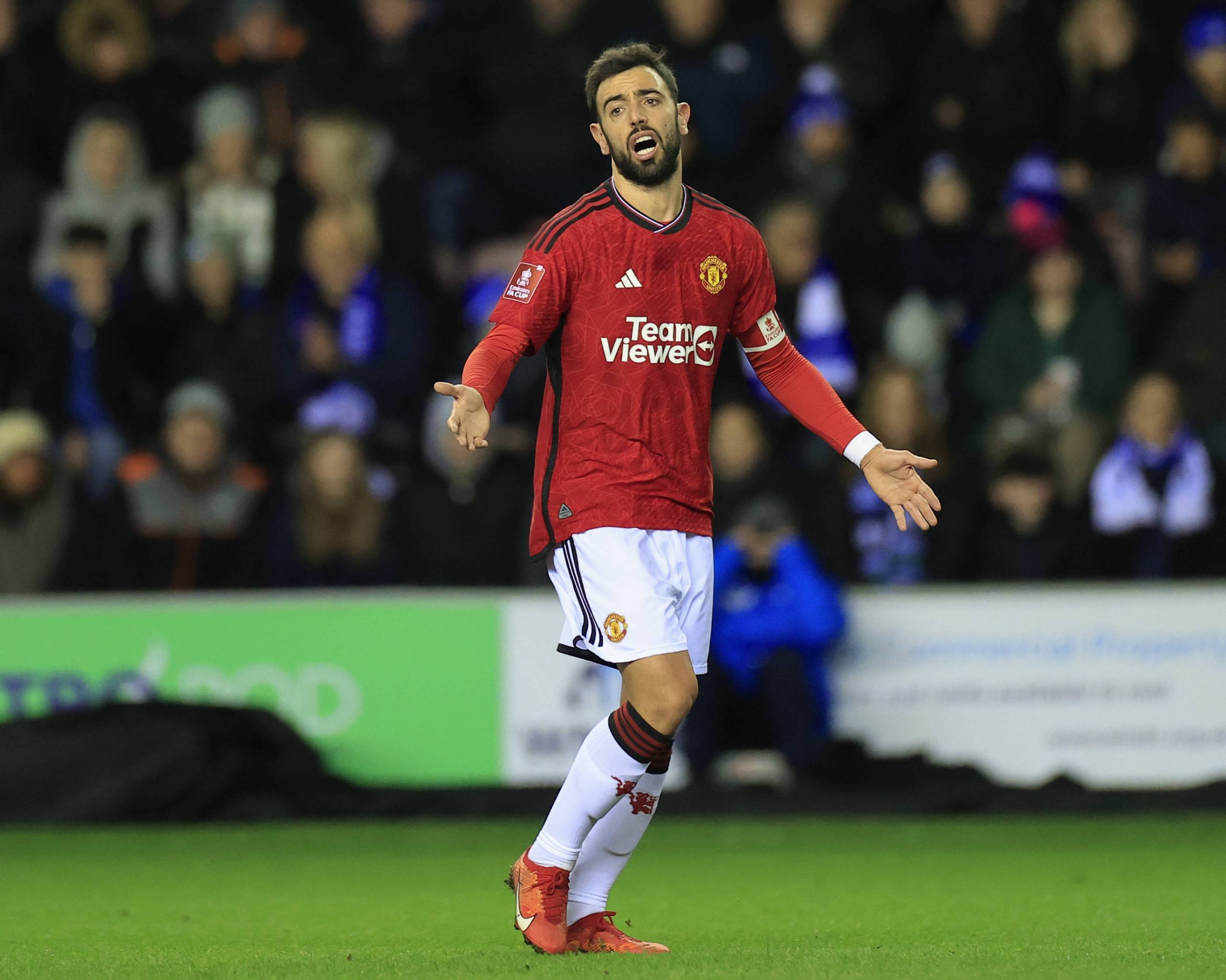 欧洲足坛疯狂周末诞生 豪门心系欧战冷门跌爆（欧洲足坛上演疯狂周末：豪门为欧战分心，冷门频出）