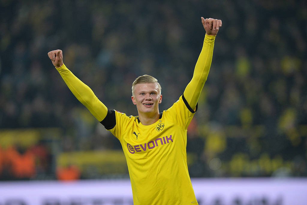 记者：曼联计划明夏每周削减一百万镑工资支出，用于引进中场（记者称曼联拟于明夏每周缩减100万英镑薪资支出，为中场引援腾出预算）